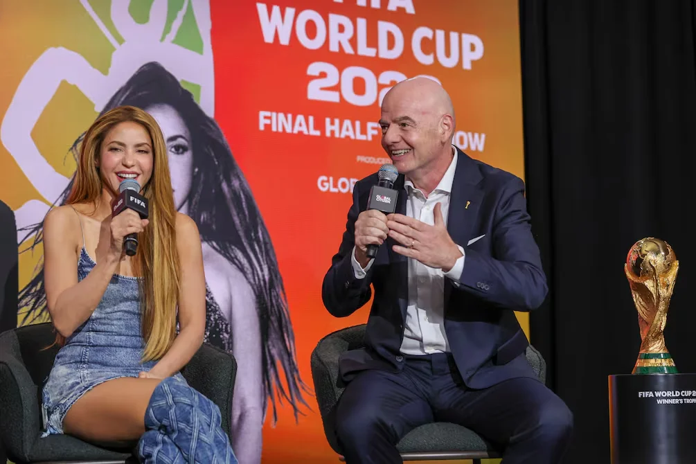 La artista colombiana Shakira (izquierda) y el presidente de la FIFA, Gianni Infantino (derecha), conversan durante el evento Global Citizen NOW en Nueva York, Estados Unidos, el 14 de mayo de 2026. Global Citizen y la FIFA anunciaron que el espectáculo de medio tiempo de la final de la Copa Mundial de la FIFA, el 19 de julio, contará con Madonna, Shakira y BTS como artistas principales.