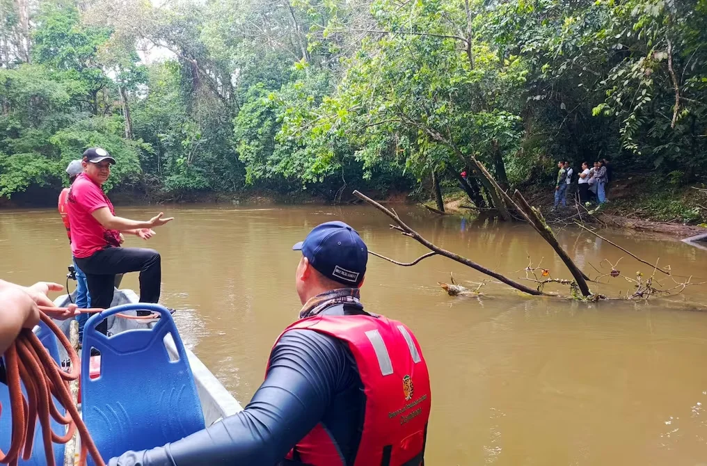 Bomberos apoyan búsqueda de menor desaparecido en el río Cuyabeno