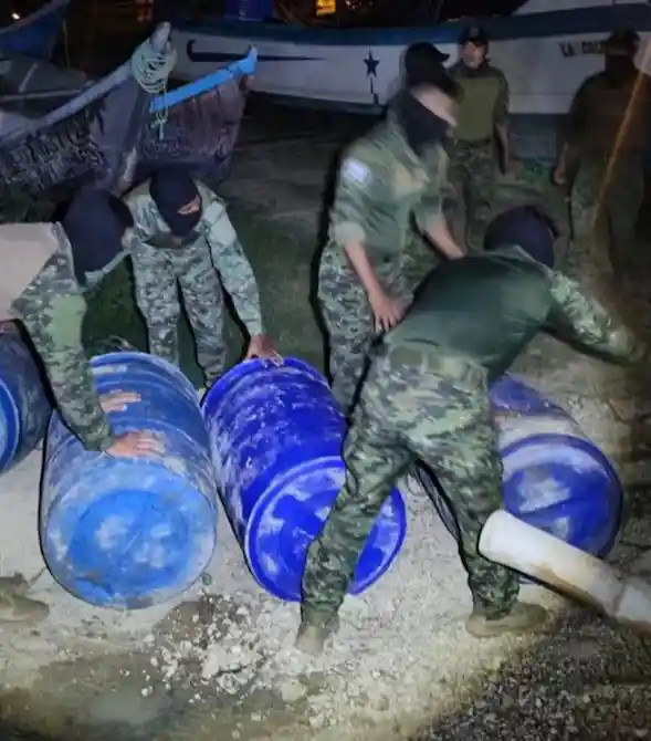 Fuerzas Armadas decomisan más de 7.300 galones de combustible en bodega clandestina de Esmeraldas