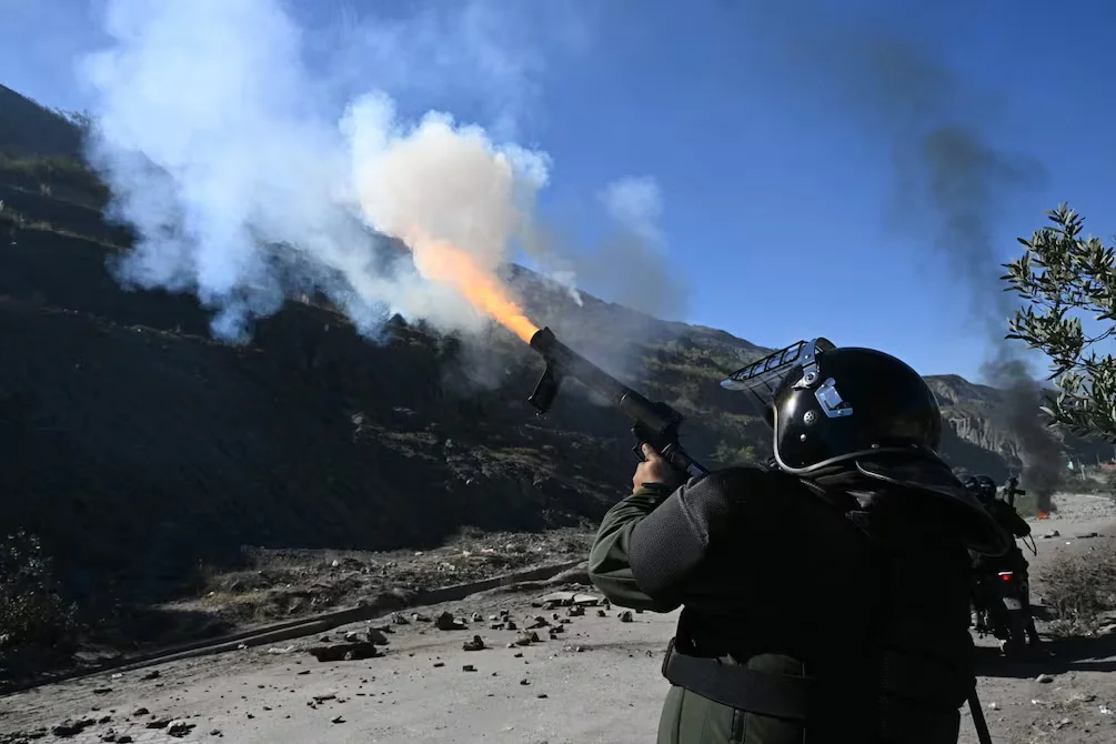 Petro ofrece mediación ante crisis política en Bolivia y habla de una “insurrección popular”