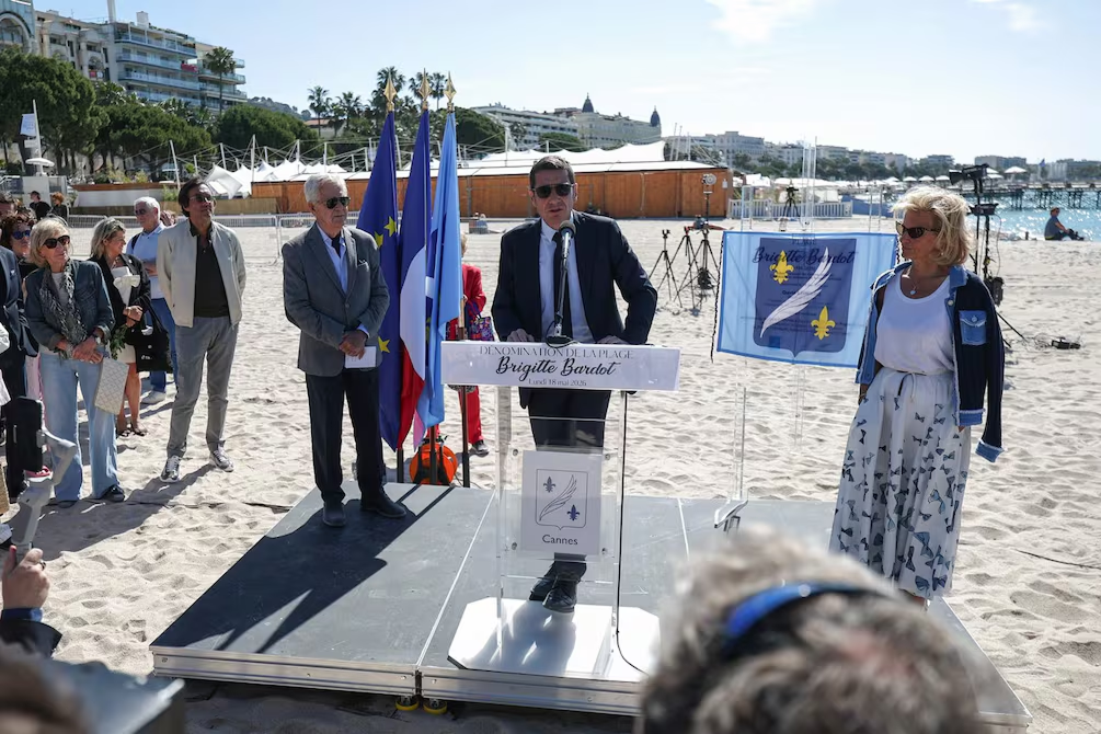 Cannes homenajea a Brigitte Bardot con una playa pública abierta a los perros