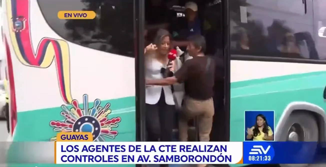 “Dígale que se espere, que se espere”: reportera fue llevada por un bus en vivo en Samborondón