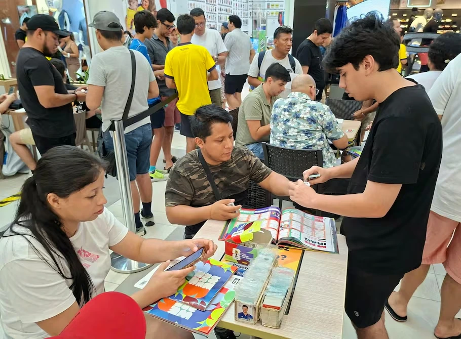 El álbum del Mundial 2026 desata fiebre de intercambio de cromos en Guayaquil