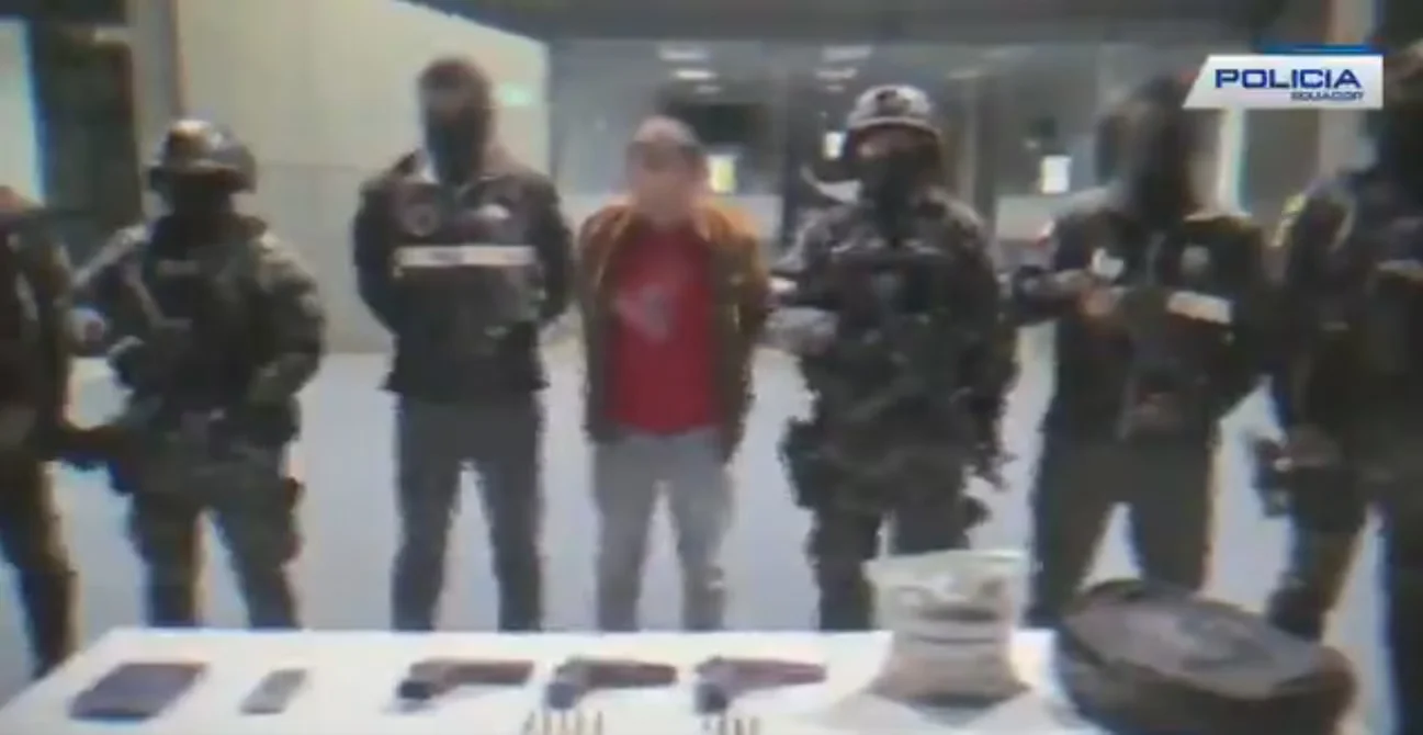 Detienen a alias ‘Guayaco’, presunto integrante de Los Lobos, con armas y drogas en Quito