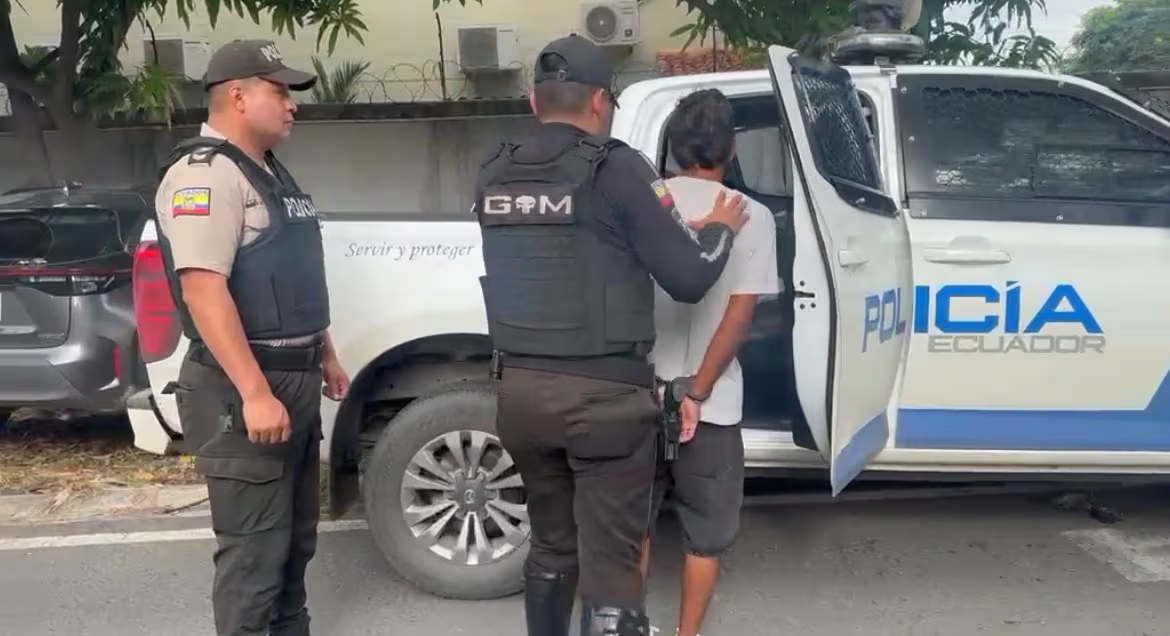 Detienen a hombre con arma blanca y panfleto amenazante cerca de colegio en Samborondón