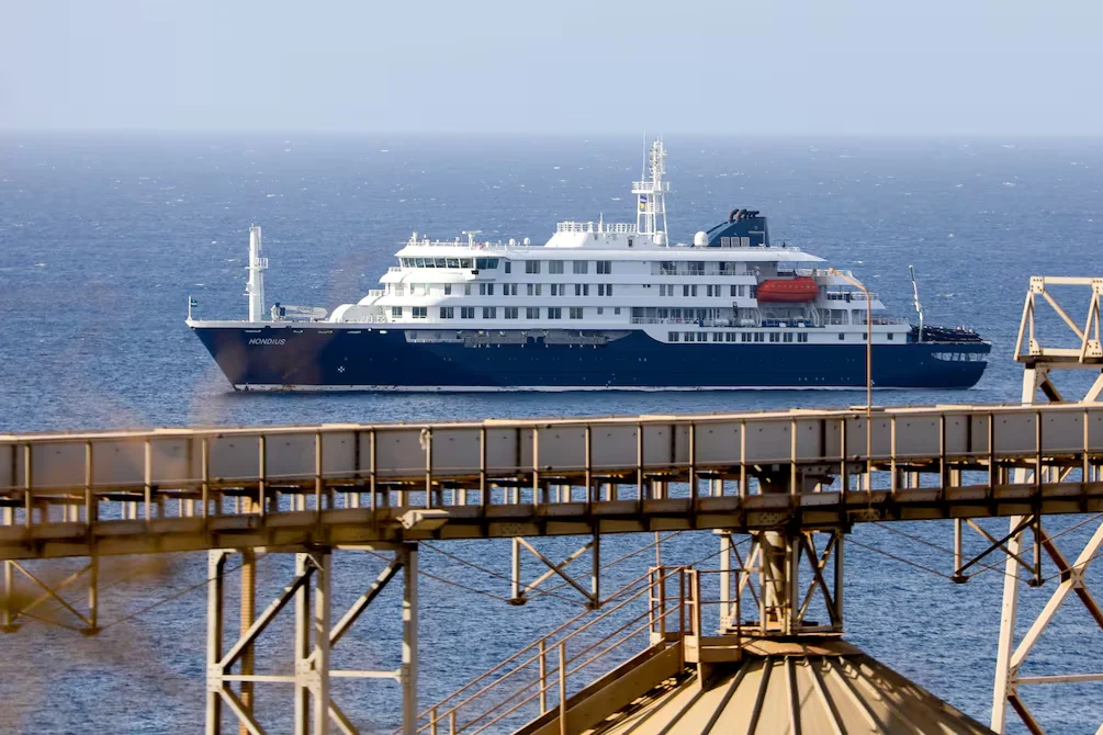 España prepara protocolo sanitario ante posible llegada de crucero con hantavirus