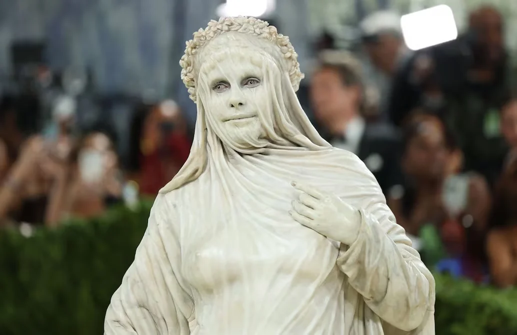 Heidi Klum se transforma en escultura en la Met Gala 2026 y redefine la moda como arte