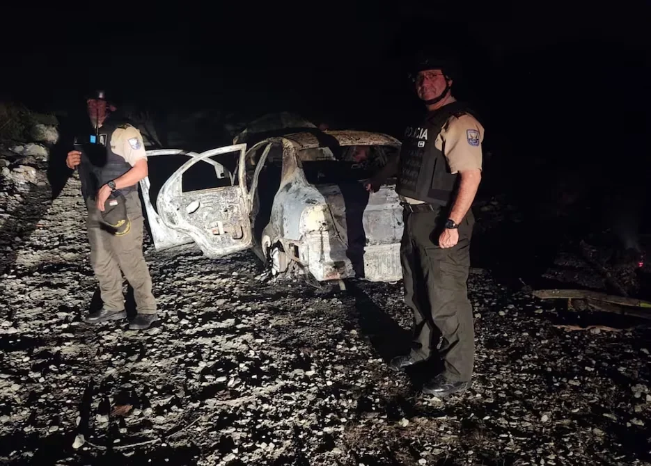Hallan carro incinerado y moto abandonada tras crimen de jueza en Machala