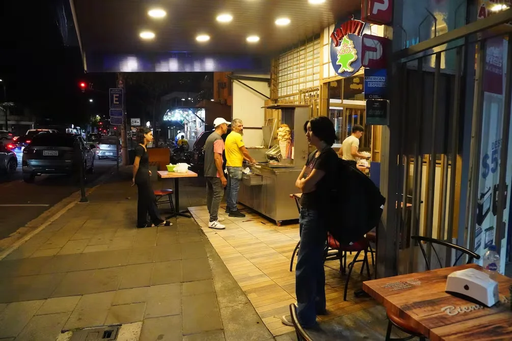 Toque de queda transforma la noche en restaurantes de Guayaquil: cierres anticipados y ajustes urgentes