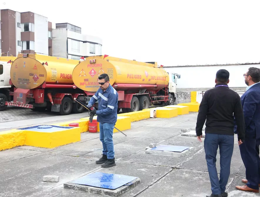 Gobierno de Ecuador anuncia acciones legales contra especuladores y garantiza abastecimiento de combustibles