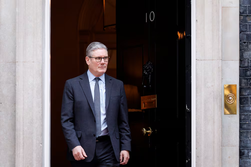 Keir Starmer enfrenta presión interna tras dimisiones en su gobierno