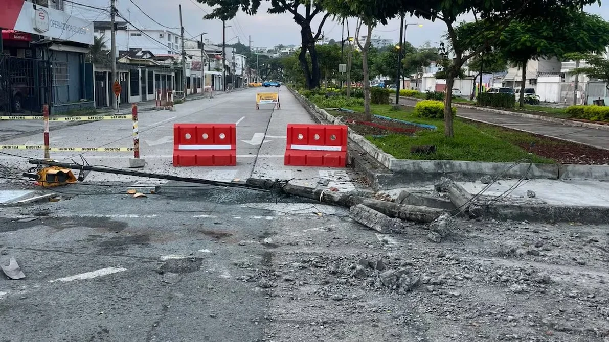 Caída de poste y semáforo en Urdesa provoca cierre vial en la av. Doctor Enrique Ortega Moreira y Jiguas