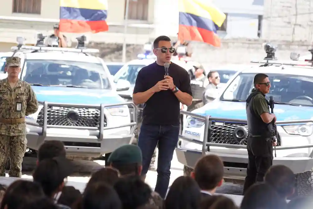 Daniel Noboa entrega 223 camionetas para reforzar la seguridad y combatir la delincuencia en Ecuador