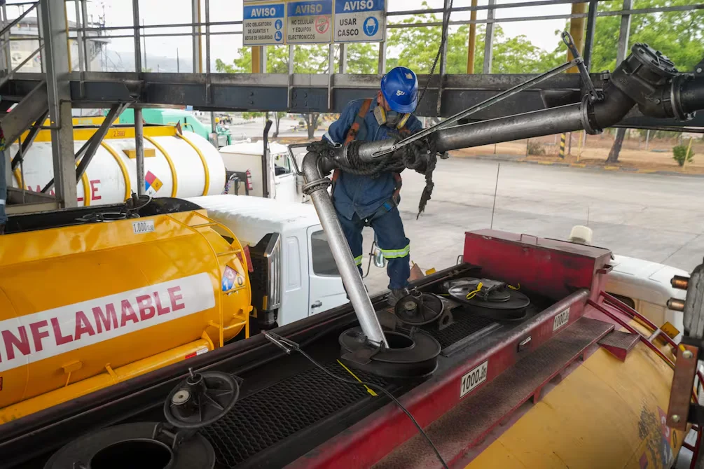 Gobernador del Guayas inspecciona planta de Petroecuador y confirma normal abastecimiento de combustible
