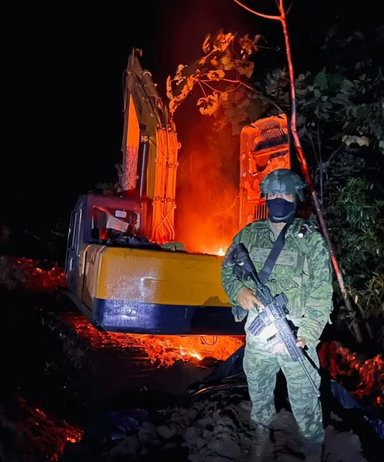 El Ejército destruye maquinaria de minería ilegal valorada en 332.500 dólares en Napo