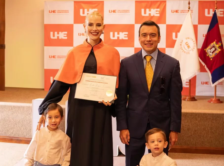 Lavinia Valbonesi celebra su graduación universitaria y emociona a Ecuador