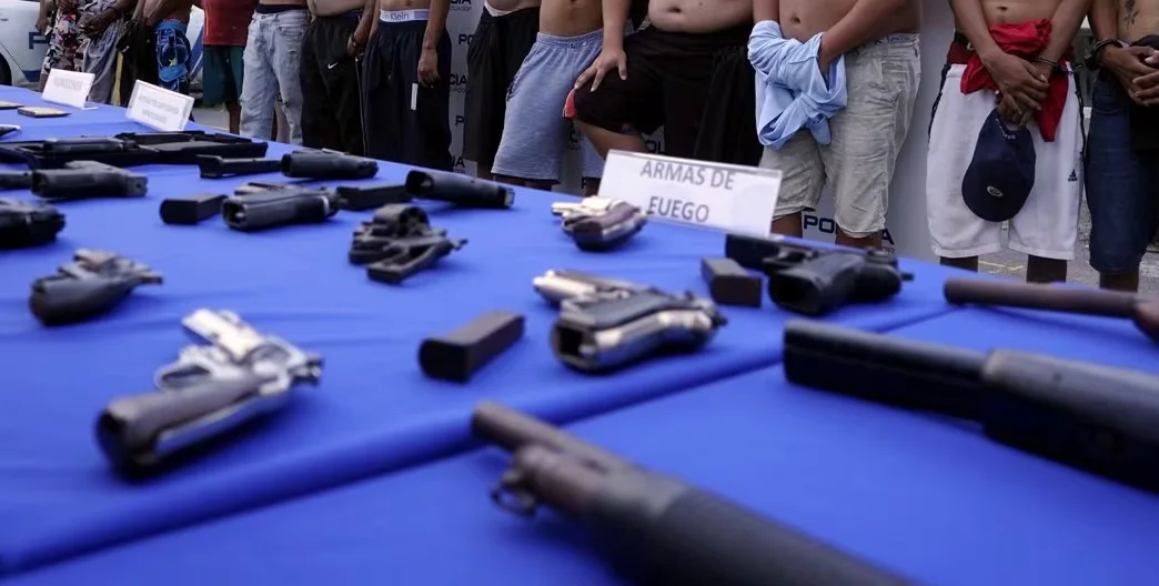 Policía decomisa 17 armas y más de 1.700 dosis de droga en operativos en Guayaquil y Durán