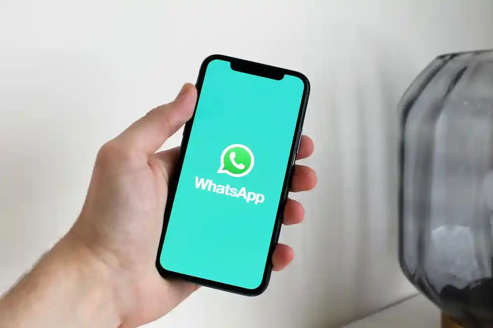 Estados arriba de los chats en WhatsApp: el cambio que se prueba en Ecuador
