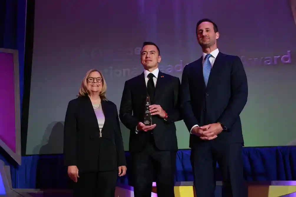 Daniel Noboa recibió el CHLI 2026 Founders International Award en Washington y aseguró que su gobierno devolvió la esperanza a Ecuador, destacando la reducción histórica de la pobreza y la seguridad.