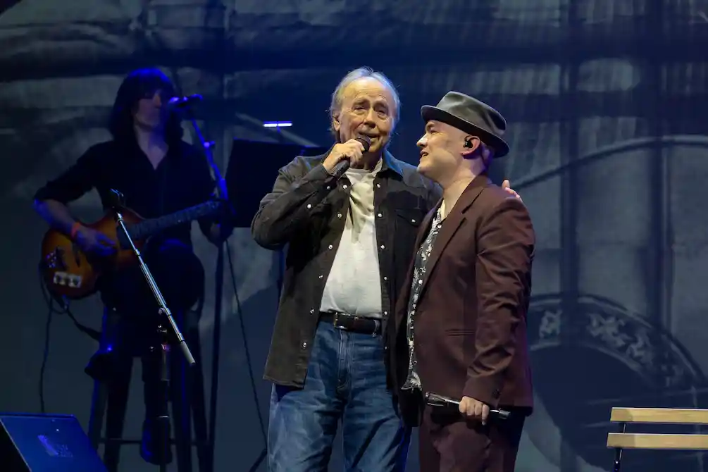 Joan Manuel Serrat sorprende con regreso al escenario en Barcelona
