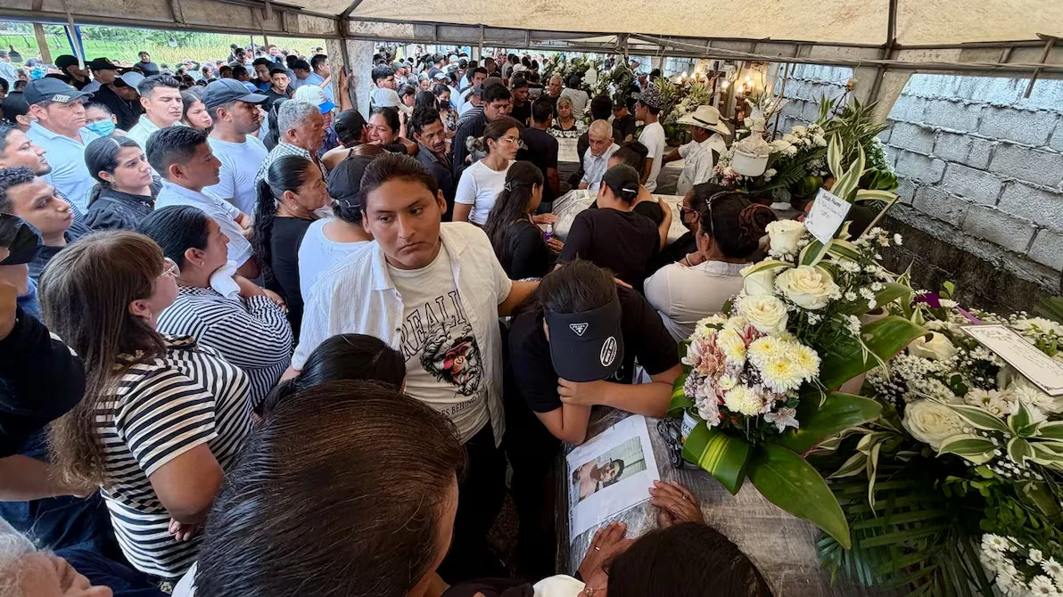 Dolor y lágrimas en Daule: familiares despiden a los ocho jóvenes asesinados bajo resguardo policial