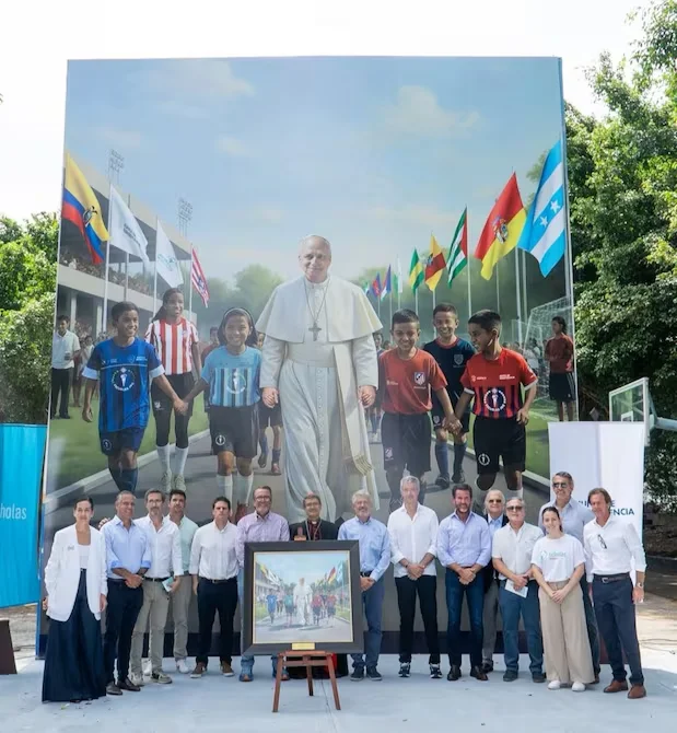Develan en Guayaquil mural inspirado en encuentro del Proyecto Social Deportivo con el papa León XIV