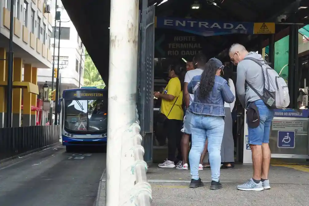 Puertas dañadas y fallas mecánicas generan preocupación entre usuarios de la Metrovía tras accidente en Guayaquil