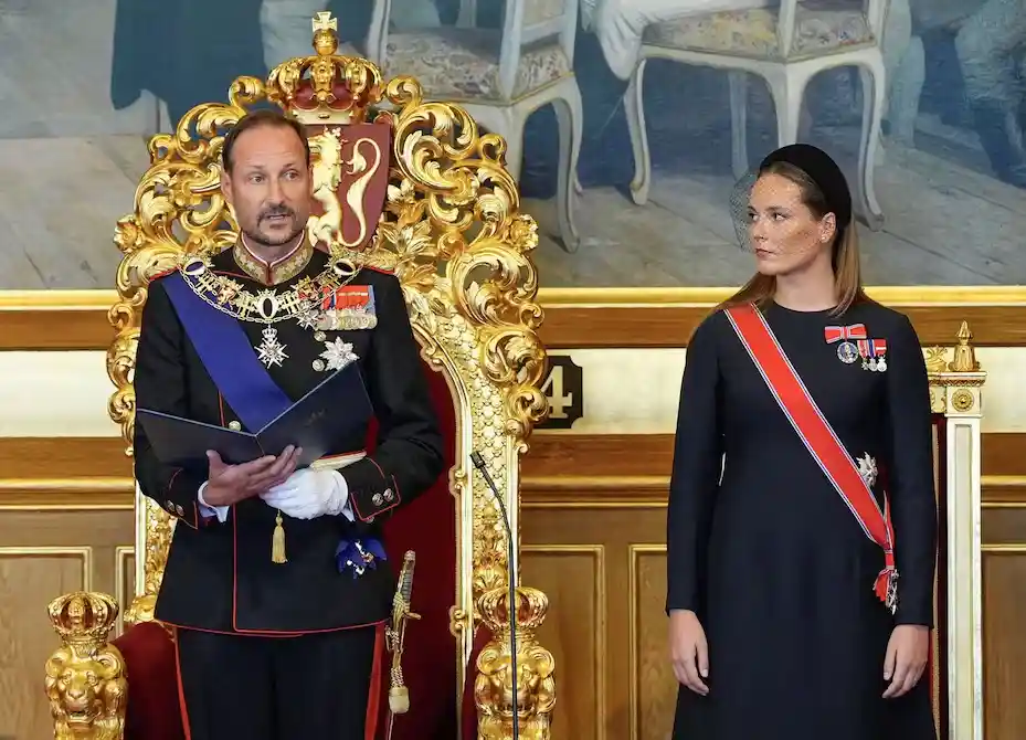 El rey Haakon VIII jura la Constitución ante el Parlamento de Noruega